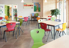 Cafétéria scolaire à midi, espace de séjour l’après-midi.