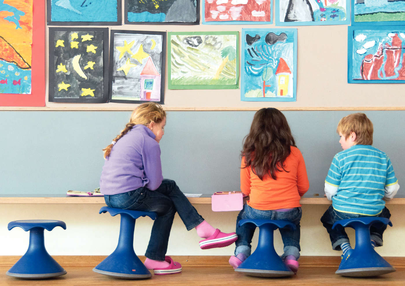 Le préféré des enfants : le siège Hokki aux couleurs gaies pour une assise active.